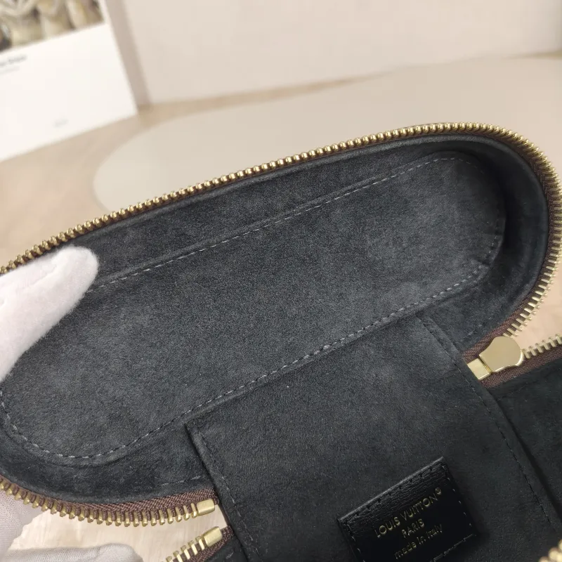 Louis Vuitton Shoulder Bag VANITY Cosmetic Bag Monogram PVC Small 19 × 11 × 13 cm — detail view 10 of 11