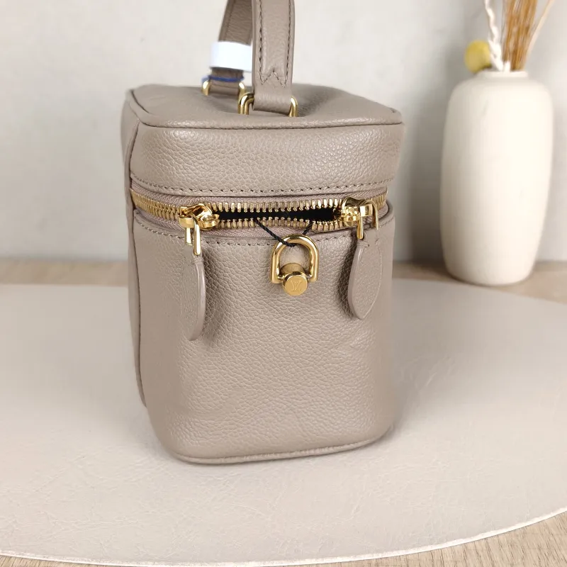 Louis Vuitton Shoulder Bag VANITY Cosmetic Bag Grey Calfskin Small19 × 11 × 13 cm — detail view 5 of 15
