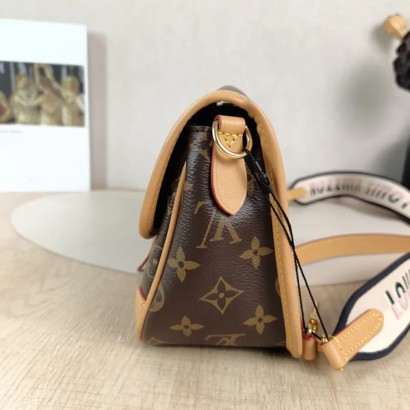 Louis Vuitton Crossbody Bag Diane Baguette Bag Shoulder Strap PVC Small24 × 9 × 15 cm — detail view 6 of 12