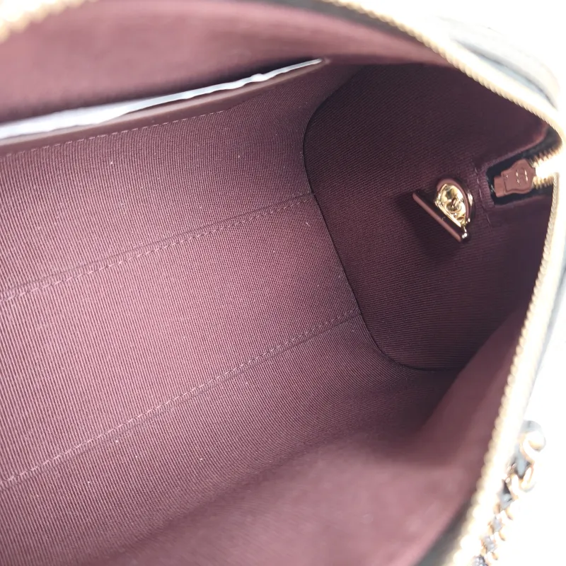 Chanel Crossbody Bag Crossbody Bag Black Grained Calfskin One Size 18.5 × 11 × 11.5 cm — detail view 2 of 11