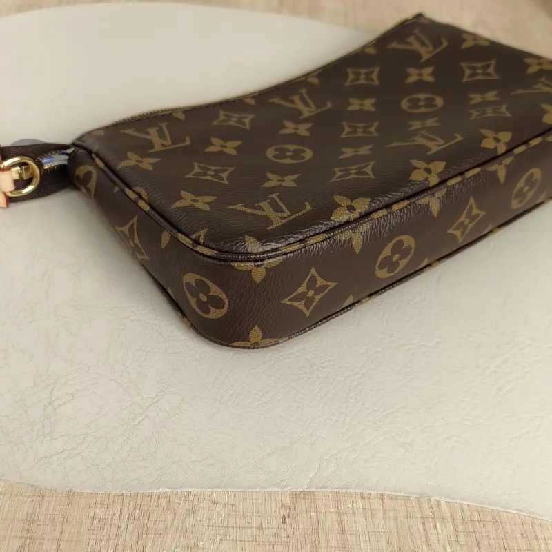 Louis Vuitton Shoulder Bag Pochette Accessoires Two Straps Monogram PVC Large23.5 × 4 × 13.5 cm — detail view 7 of 11