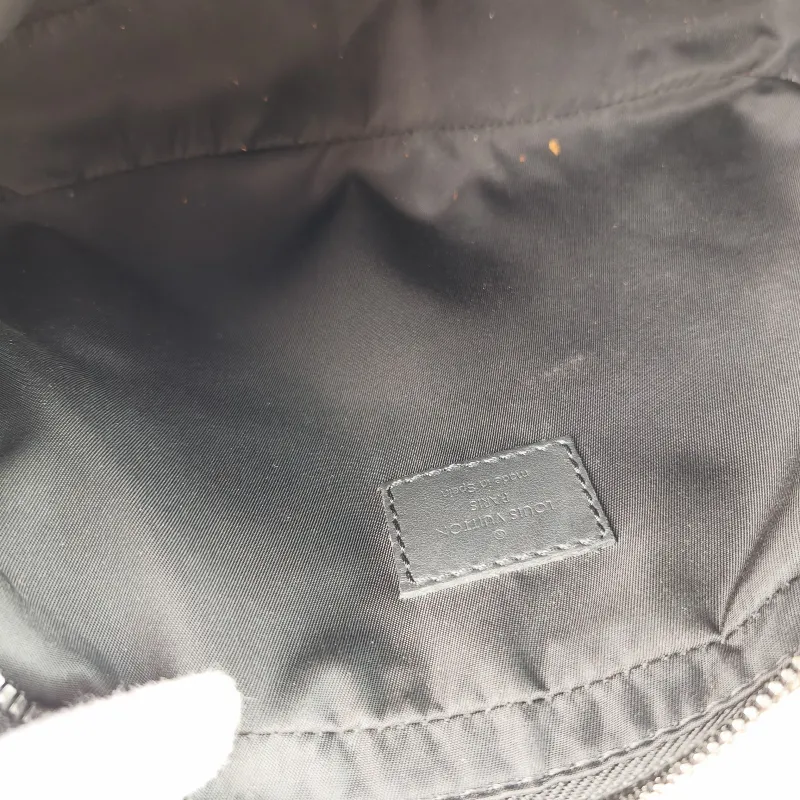 Louis Vuitton Crossbody Bag Comet Messenger Messenger Bag Black Calfskin Small23 × 8 × 12.5 cm — detail view 9 of 11