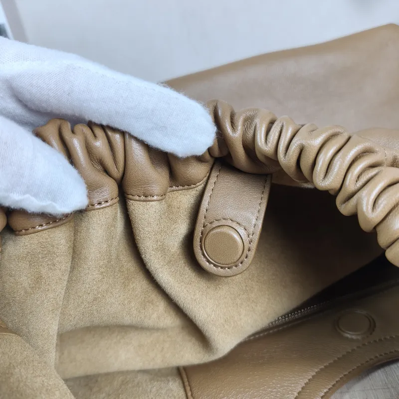 LOEWE Crossbody Bag Squeeze Lambskin Medium 34 × 13.5 × 33 cm — detail view 6 of 11