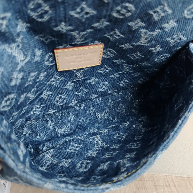 Louis Vuitton Crossbody Bag Diane Baguette Bag Blue nano 19 × 6 × 10.5 cm — detail view 8 of 11