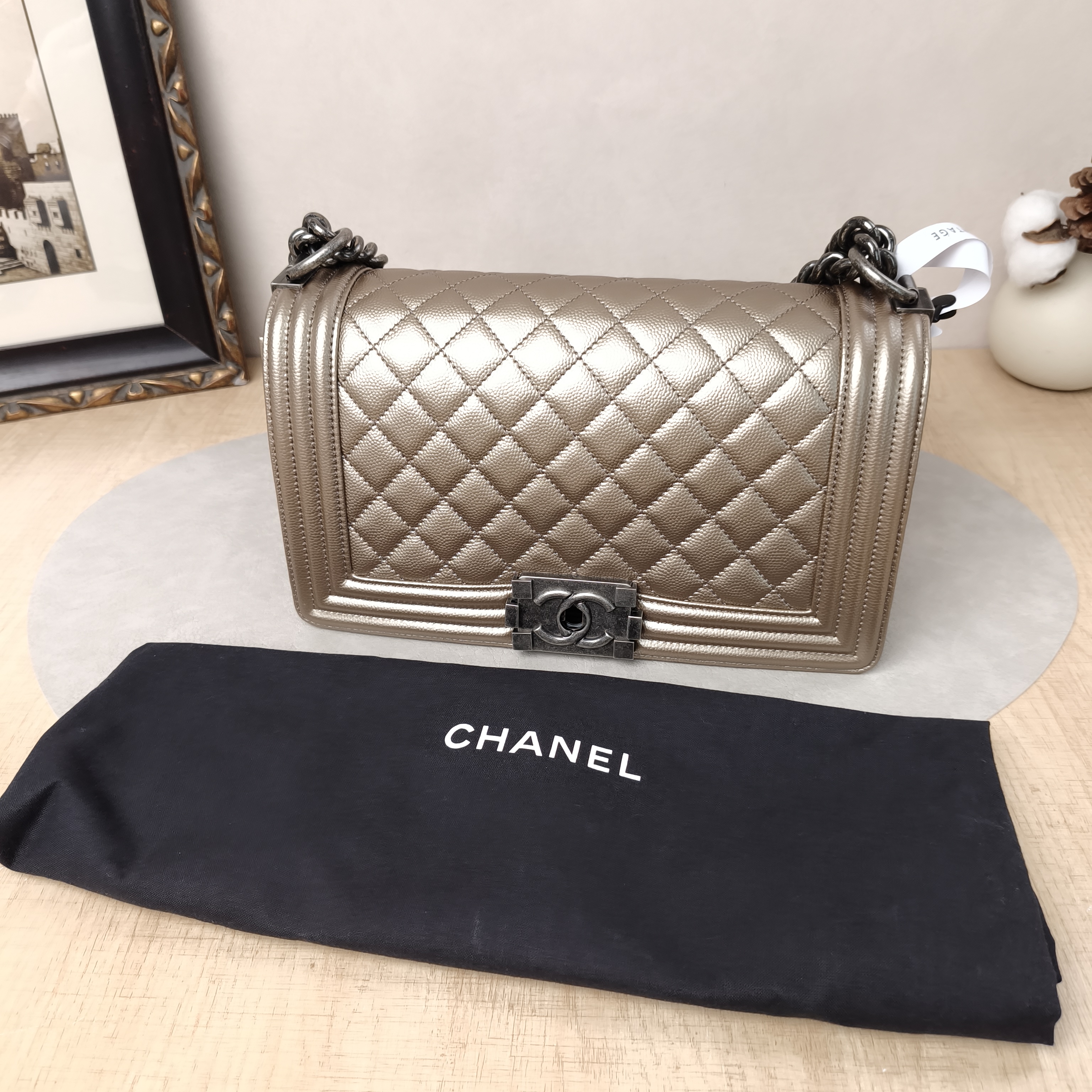 Chanel Crossbody Bag Le Boy Gold Grained Calfskin Medium 25 × 9 × 15 cm — cover view 3 of 5