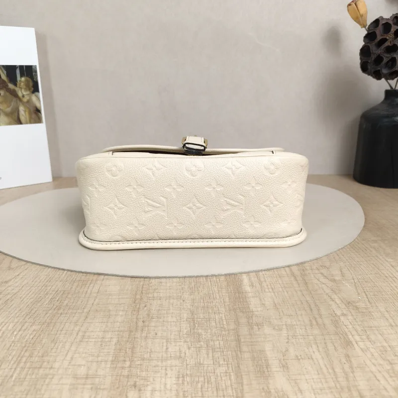 Louis Vuitton Crossbody Bag Diane Baguette Bag White Empreinte Embossed Calfskin Monogram Small24 × 9 × 15 cm — cover view 4 of 6