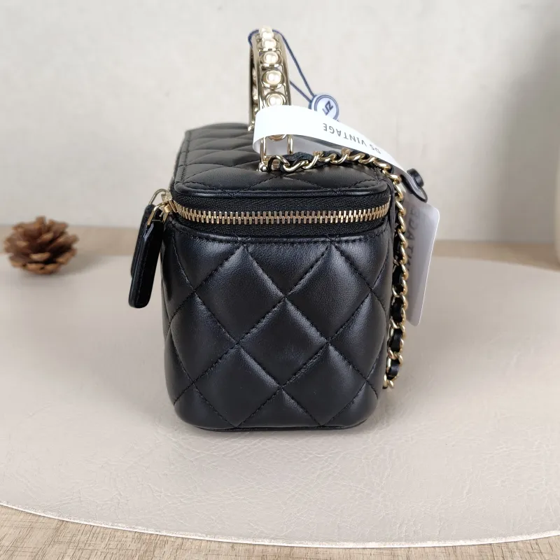 Chanel Crossbody Bag Pearl Edition Black Lambskin One Size16 × 8 × 9.5 cm — detail view 14 of 14