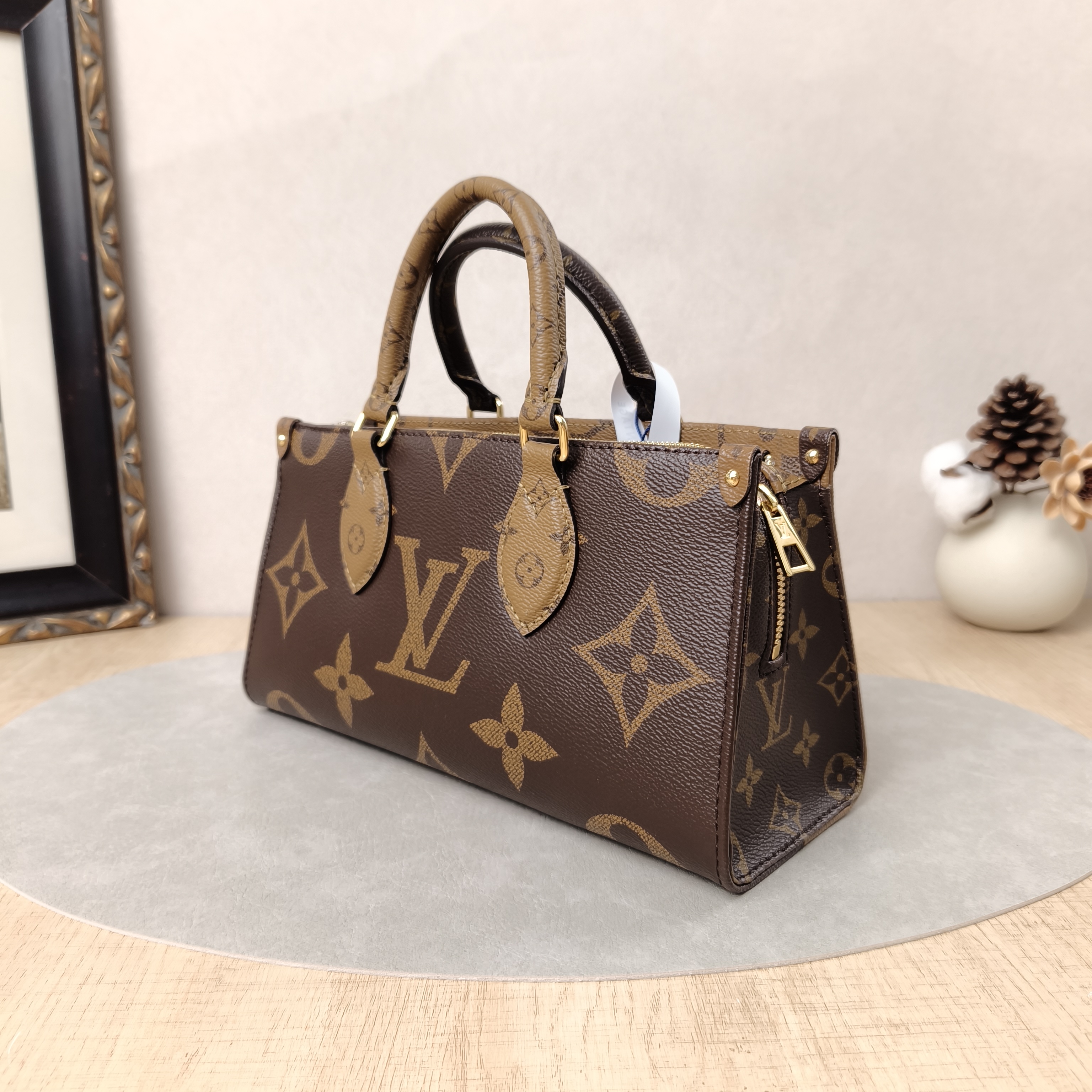 Louis Vuitton Crossbody Bag Onthego East West Monogram PVC Small25 × 10 × 13 cm — cover view 2 of 5