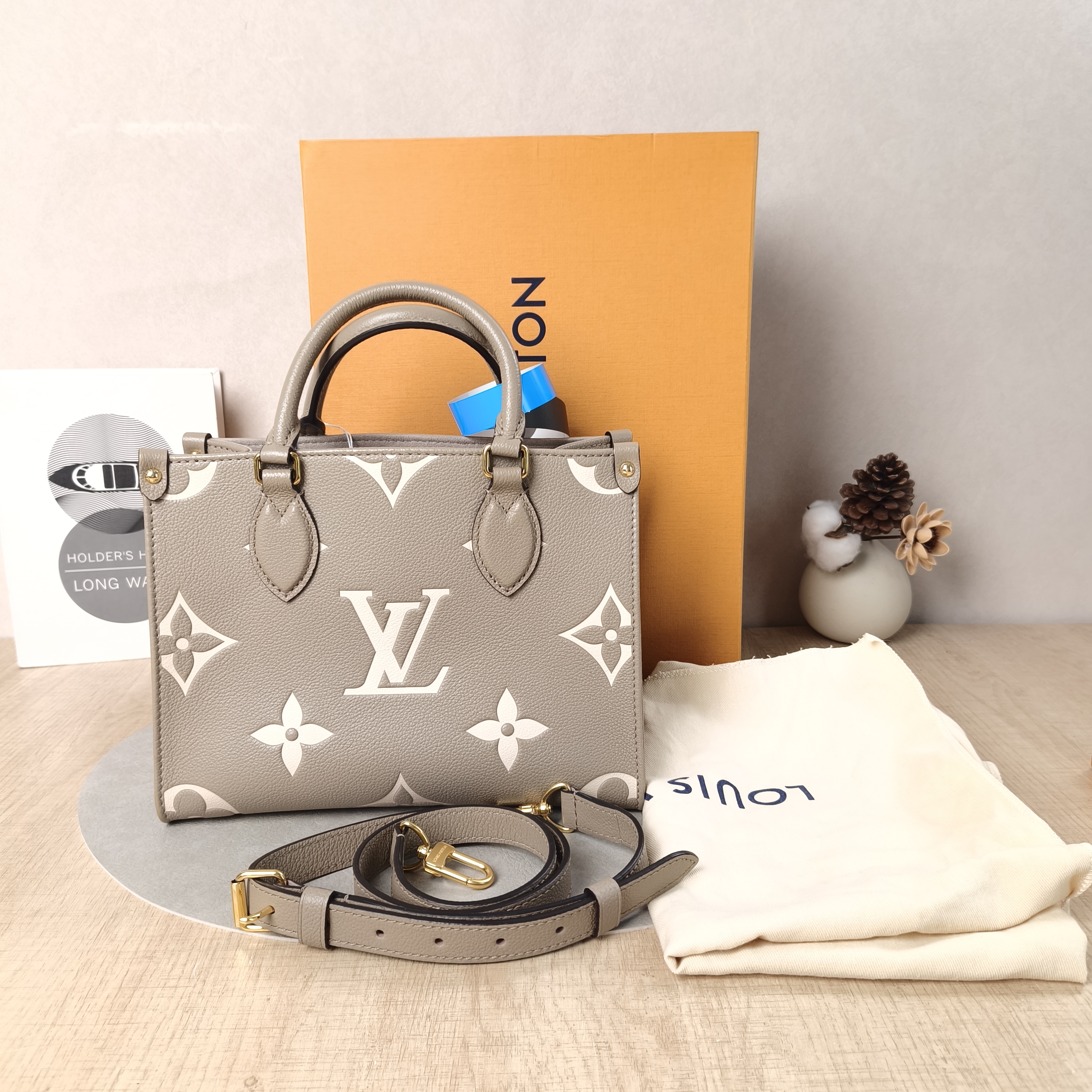 Louis Vuitton Shoulder Bag Onthego · White Empreinte Embossed Calfskin Monogram Small25 × 11.5 × 19 cm — cover view 4 of 6