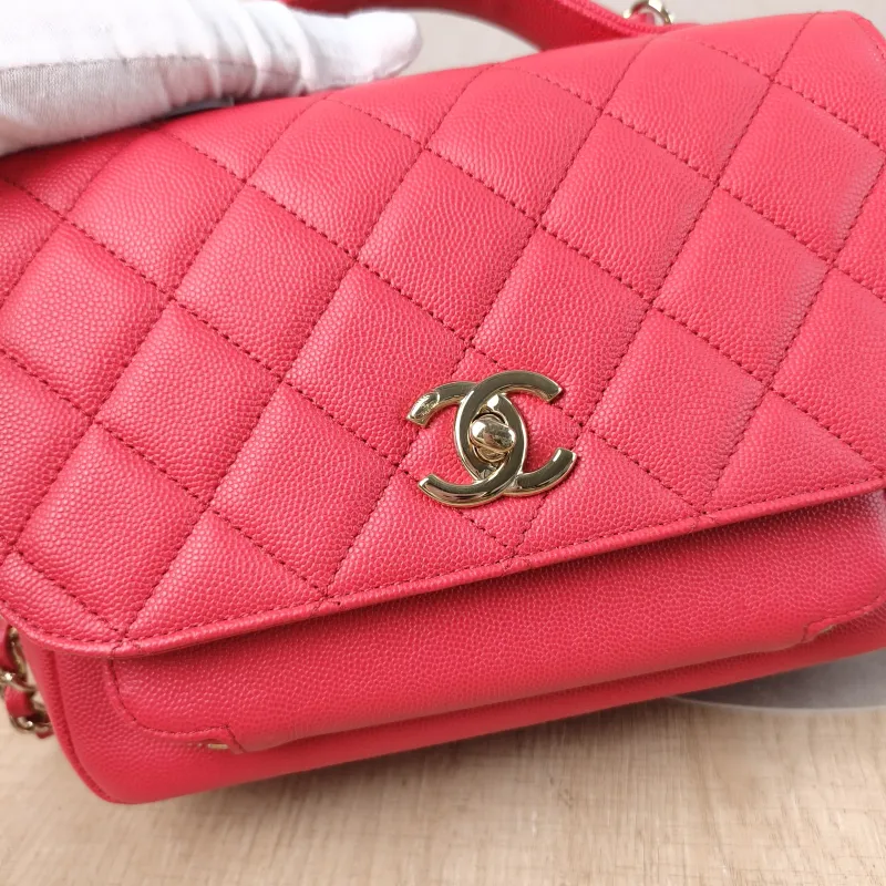Chanel Crossbody Bag affinity Messenger Bag Red Grained Calfskin Medium 22 × 9.5 × 16 cm 25 — detail view 2 of 16