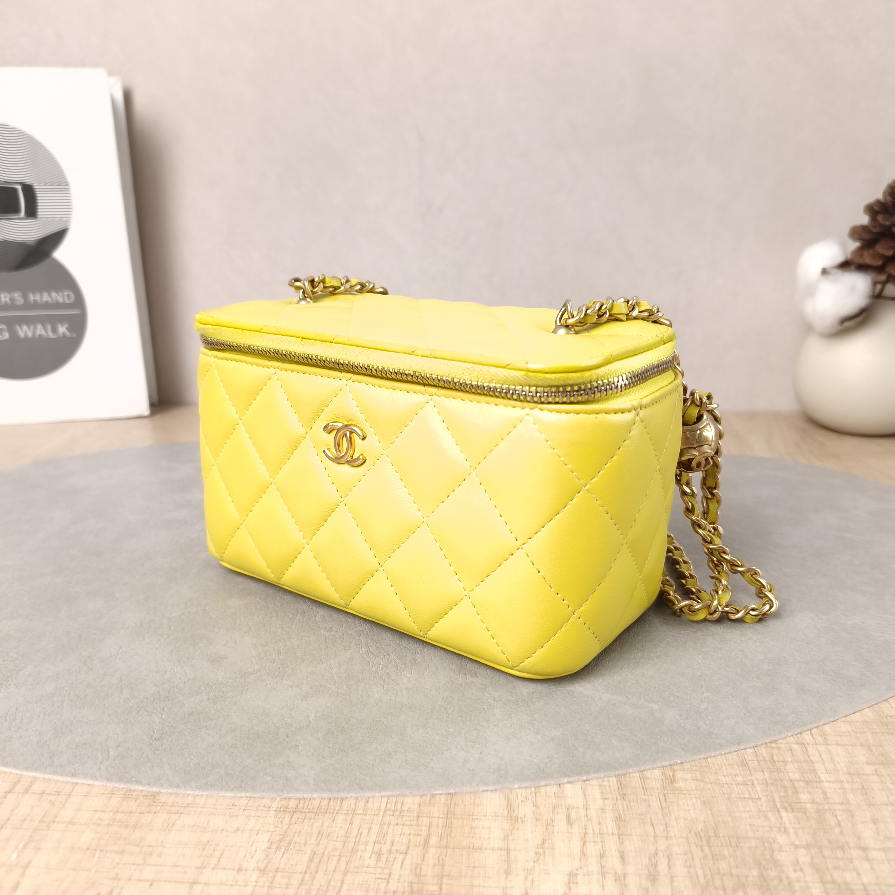Chanel Crossbody Bag Edition Yellow Lambskin One Size16 × 8 × 9.5 cm — cover view 5 of 5