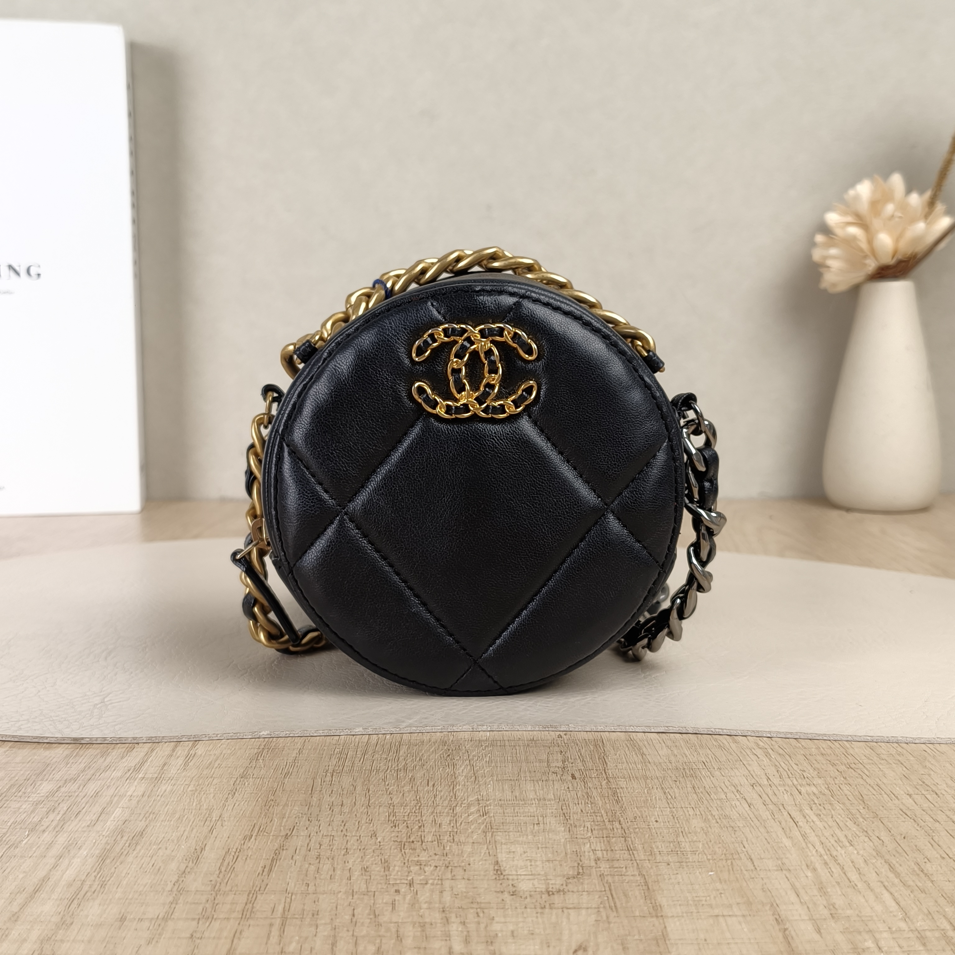Chanel Crossbody Bag19bag Black Lambskinmini12 × 4.5 × 12 cm