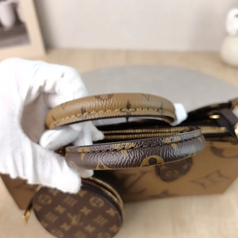 Louis Vuitton Crossbody Bag Onthego East West Monogram PVC Small 25 × 10 × 13 cm — detail view 12 of 16