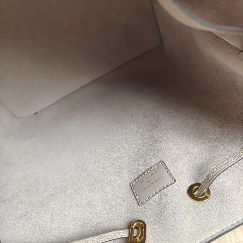 Louis Vuitton Shoulder Bag NÉONOÉ Bucket Bag · White Monogram Empreinte Embossed Calfskin Medium 26 × 17.5 × 26 cm — detail view 2 of 13