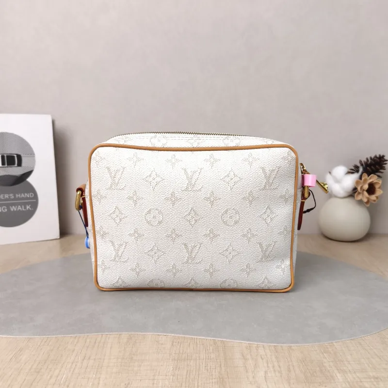 Louis Vuitton Crossbody Bag Nil Messenger Bag PVC One Size 25 × 11 × 17.5 cm — cover view 4 of 6