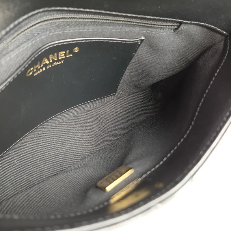 Chanel Crossbody Bag Crossbody Bag Black with Gold-Tone Hardware Lambskin One Size 24 × 6 × 15 cm — detail view 7 of 11