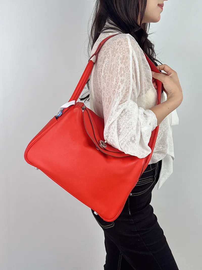 Hermès Crossbody Bag Lindy 30S5 Swift Calfskin30 × 15 × 19 cm — on-model view 1 of 2