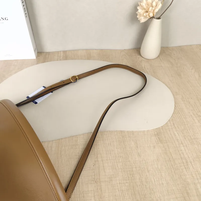 CELINE Crossbody Bag Clasp Bucket Bucket Bag Brown Calfskin One Size20 × 13.5 × 26 cm — detail view 11 of 13
