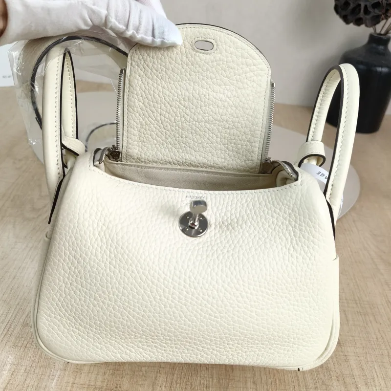 Hermès Crossbody Bag Lindy Mini 19I2 TC Calfskinmini19 × 9.5 × 13 cm — detail view 7 of 12