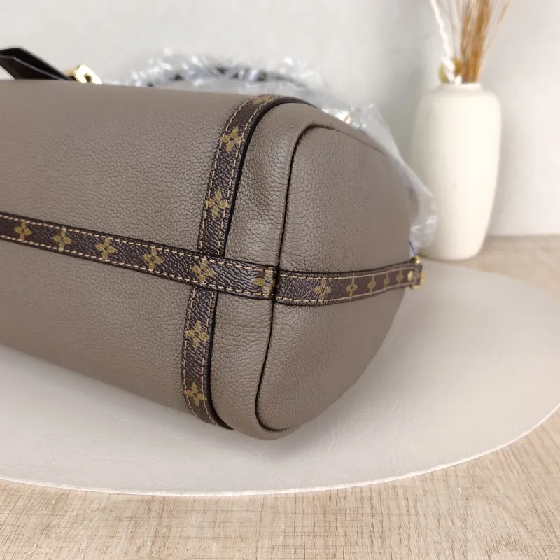 Louis Vuitton Shoulder Bag EXPRESS Shoulder Bag Grey Calfskin Small26 × 13.5 × 17 cm — detail view 9 of 12