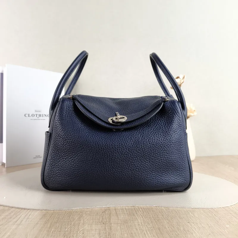 Hermès Crossbody Bag Lindy 26 Navy TC Calfskin Small 26 × 12 × 18 cm A Conditioned