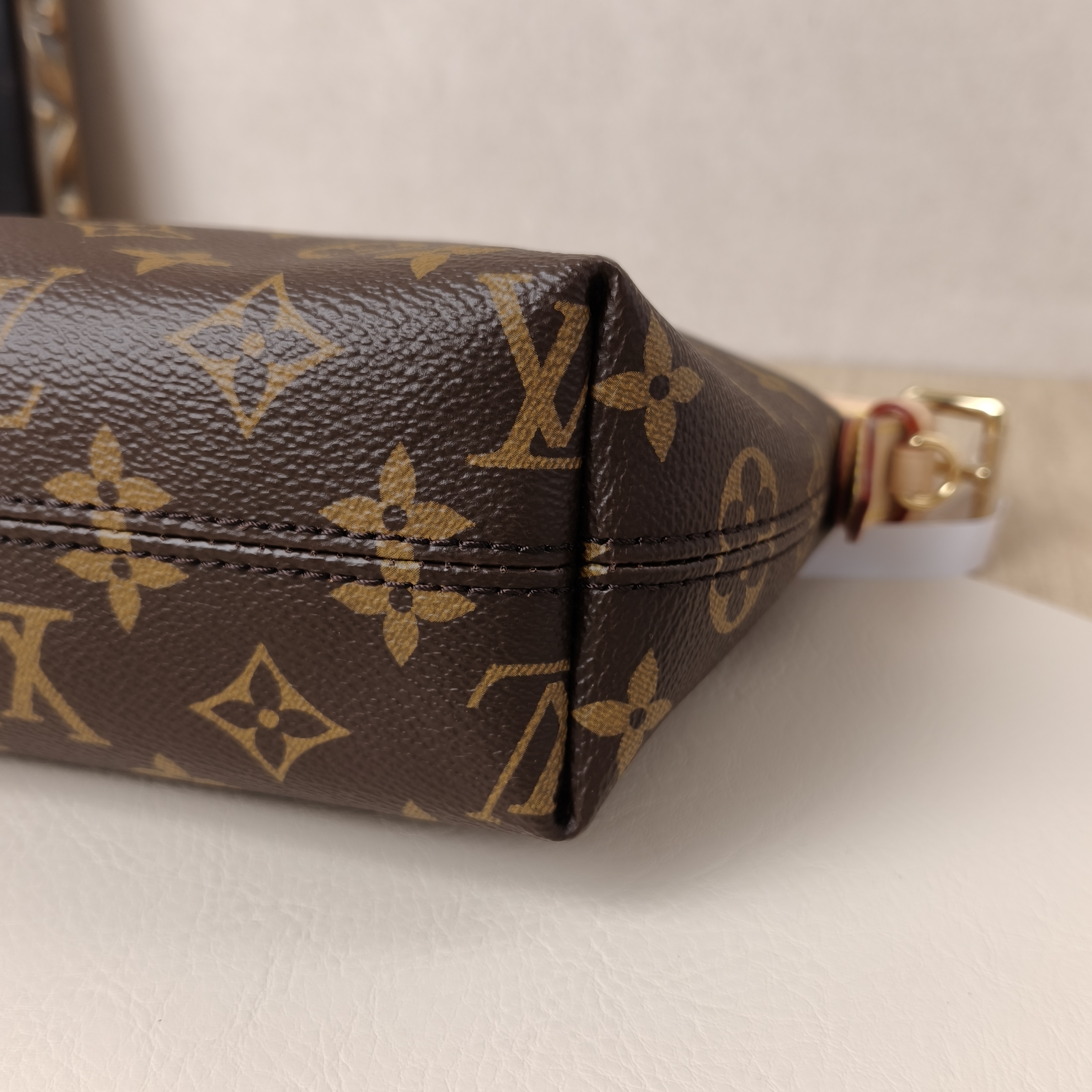 Louis Vuitton Shoulder Bag Pochette Hills Monogram PVC One Size18.5 × 6.5 × 11 cm — cover view 7 of 9