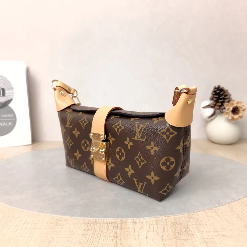 Louis Vuitton Shoulder Bag Pochette Mia Monogram PVC One Size22 × 8 × 14.5 cm — cover view 2 of 6