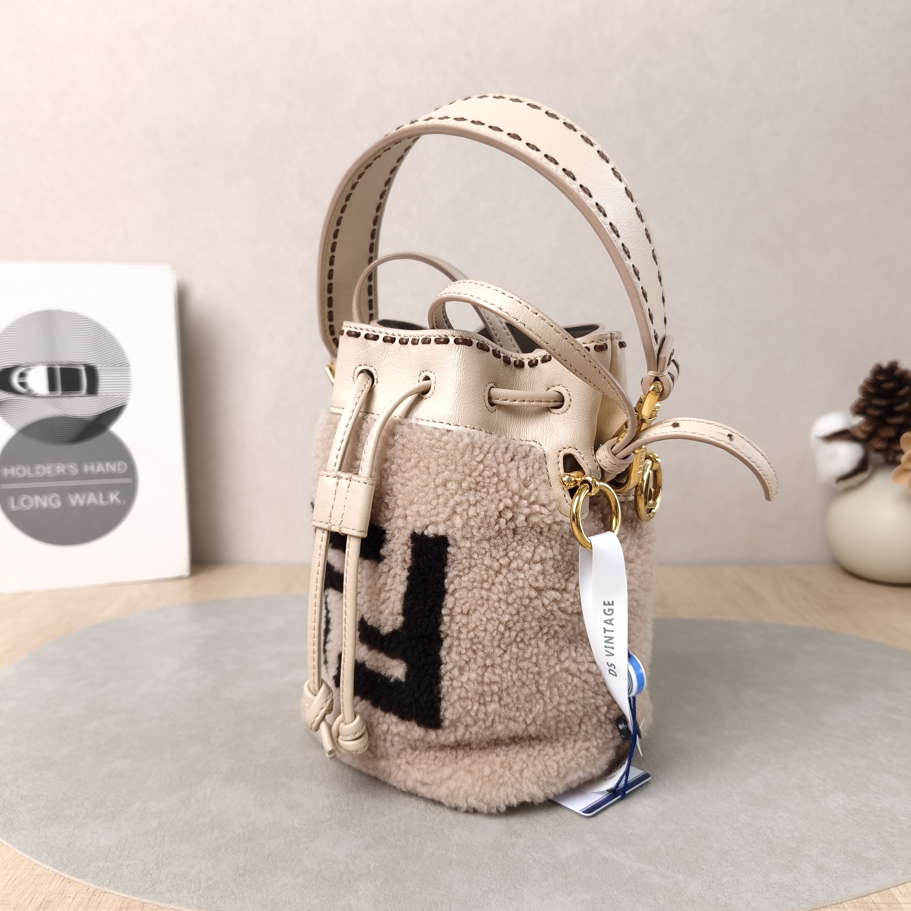 FENDI Crossbody Bag Mon Tresor Bucket Bag Lambskin mini12 × 10 × 18 cm — cover view 3 of 5