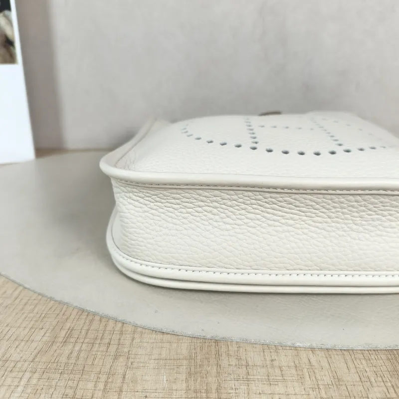 Hermès Crossbody Bag Evelyne 23 23 10Craie Taurillon Clemence TC Calfskin 23 × 6 × 24 cm G — detail view 4 of 11