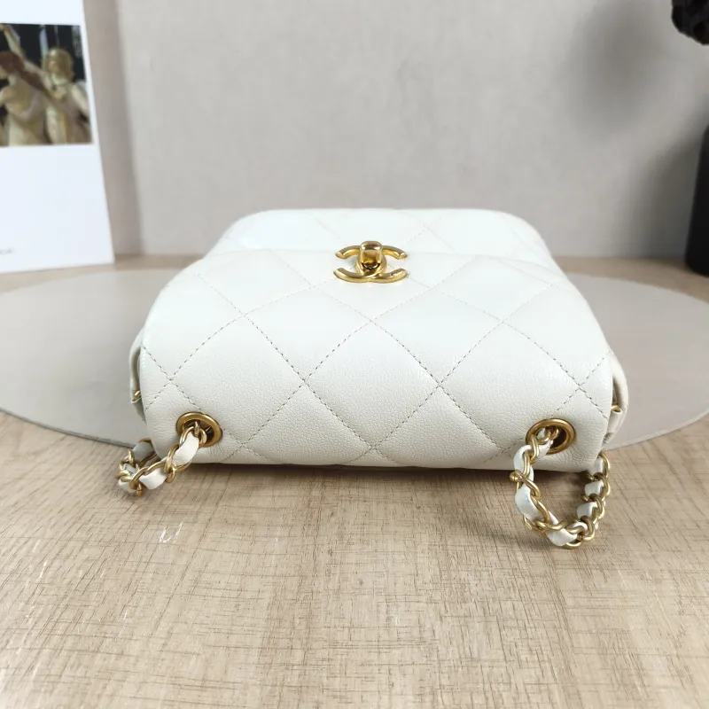 Chanel Crossbody Bag Edition White Calfskin One Size17 × 7 × 13 cm — detail view 13 of 14
