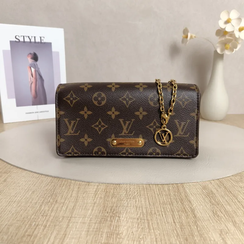 Louis Vuitton Crossbody Bag LILY Chain Bagwoc Monogram PVC One Size21 × 3.5 × 10.5 cm