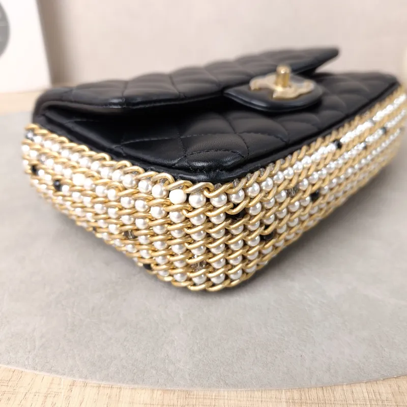 Chanel Crossbody Bag Pearl Crossbody Bag Black Lambskin One Size20 × 5 × 13 cm — detail view 4 of 15