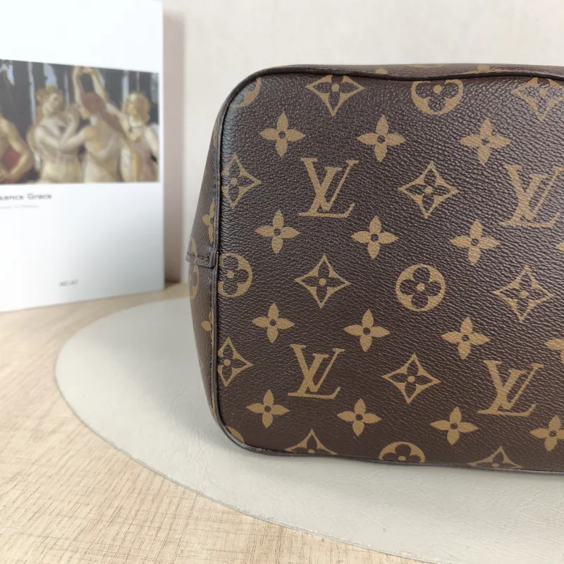 Louis Vuitton Shoulder Bag NÉONOÉ Bucket Bag PVC Medium 26 × 17.5 × 26 cm — detail view 6 of 10