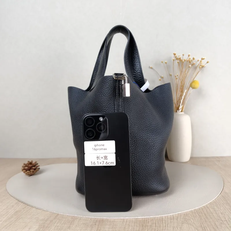 Hermès Top Handle Bag Picotin Lock 22 22 Black TC Calfskin Medium 22 × 18 × 21 cm x — cover view 5 of 5