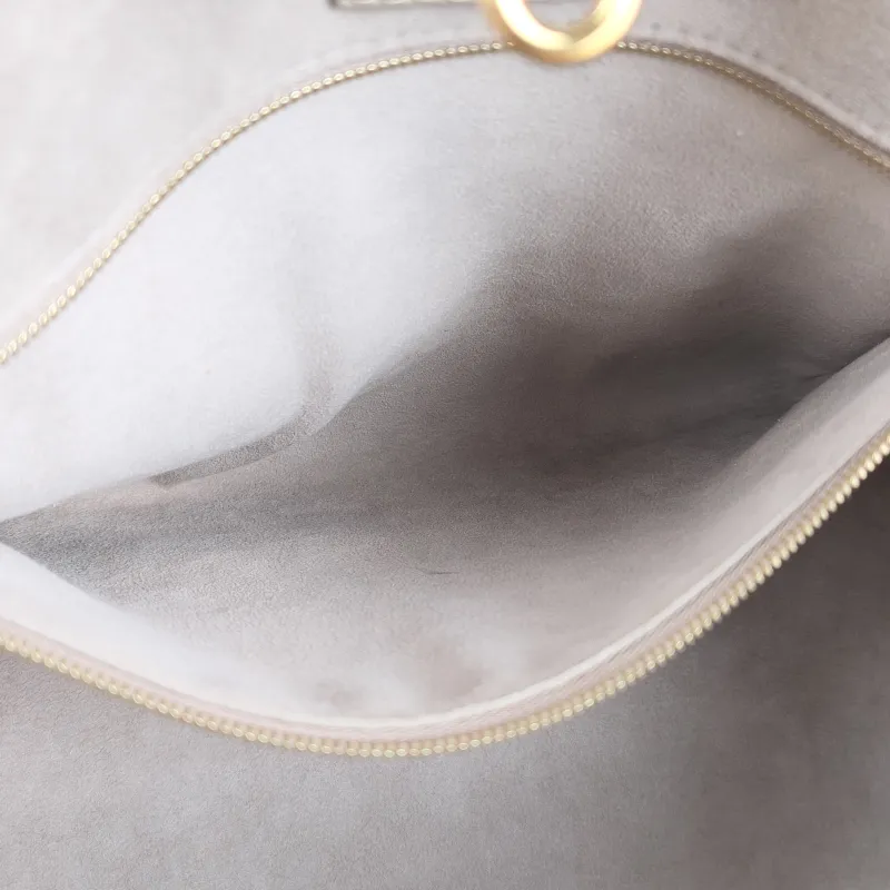 Louis Vuitton Shoulder Bag Onthego Medium · White Empreinte Embossed Calfskin Monogram Medium35 × 14 × 27 cm — detail view 5 of 10