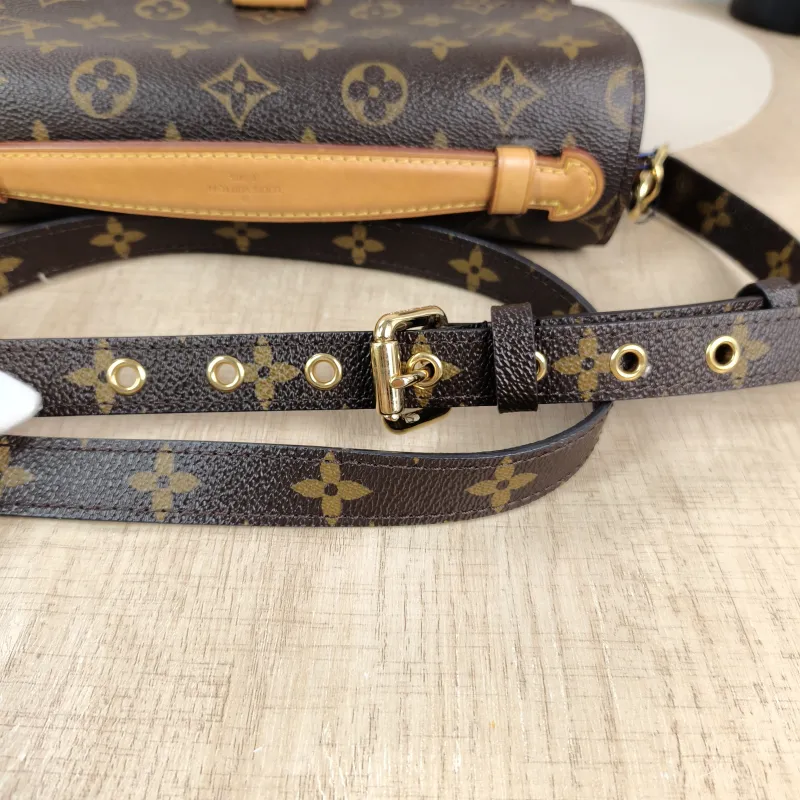 Louis Vuitton Crossbody Bag Pochette Métis Monogram PVC Medium 25 × 7 × 19 cm — detail view 8 of 11