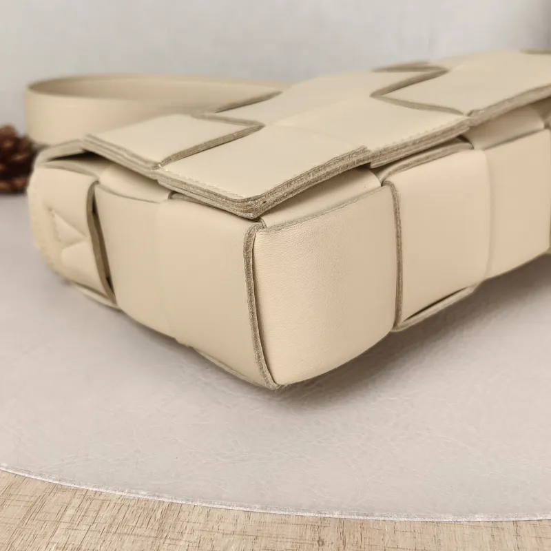Bottega Veneta Crossbody Bag Cassette Woven Beige Lambskin Medium 23 × 5 × 15 cm — detail view 11 of 12