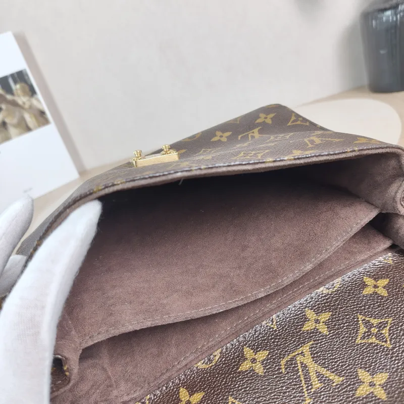 Louis Vuitton Crossbody Bag Pochette Métis Monogram PVC Medium 25 × 7 × 19 cm — detail view 9 of 11