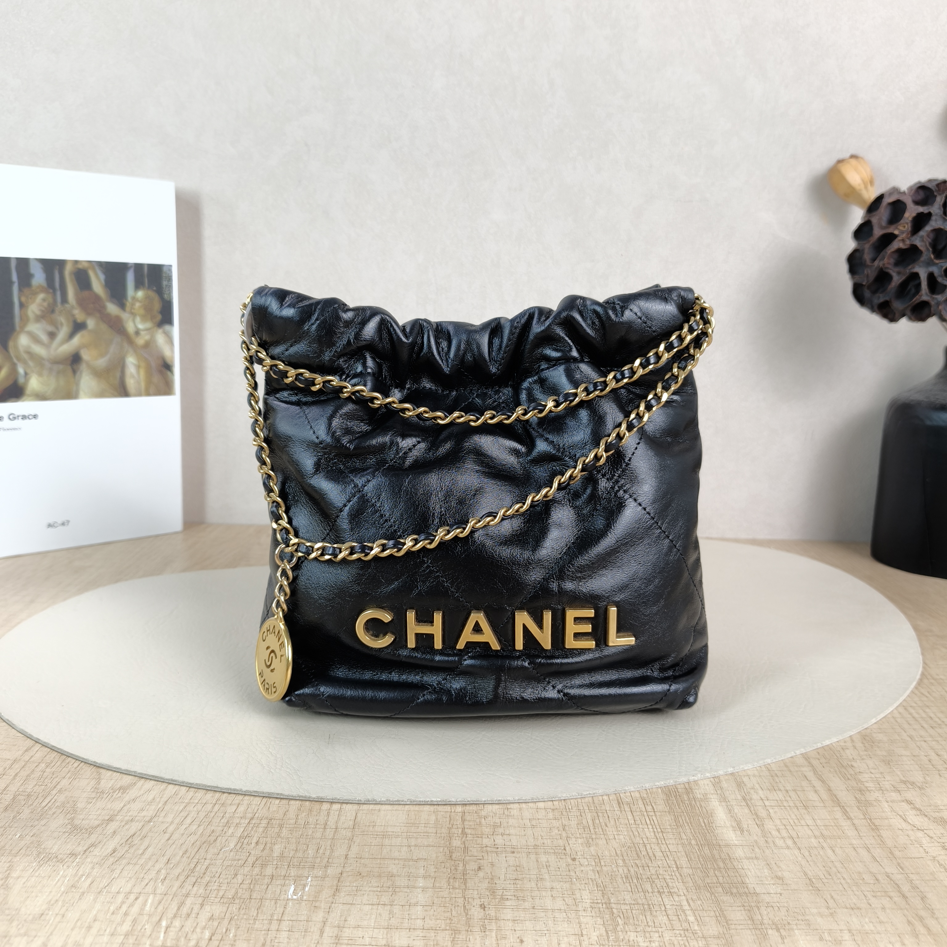 Chanel Shoulder Bag22Bag Black CC alfskinmini20 × 6 × 19 cm