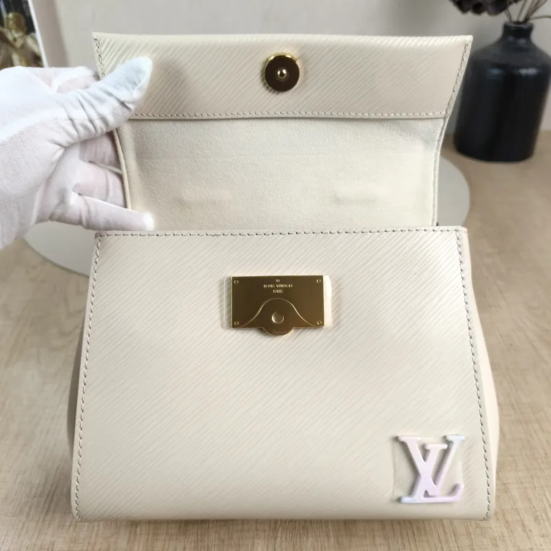 Louis Vuitton Crossbody Bag CLUNY White Epi Embossed Calfskin Mini 20 × 7.5 × 16 cm — detail view 3 of 14