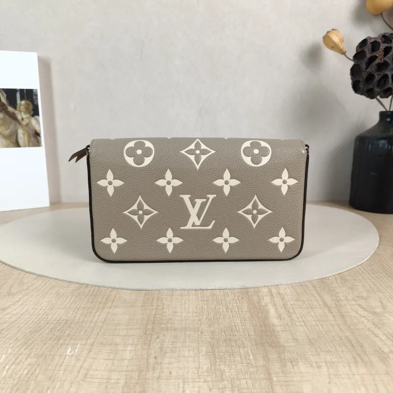 Louis Vuitton Crossbody Bag Pochette Félicie · White Calfskin Small 21 × 3 × 12 cm — cover view 2 of 5
