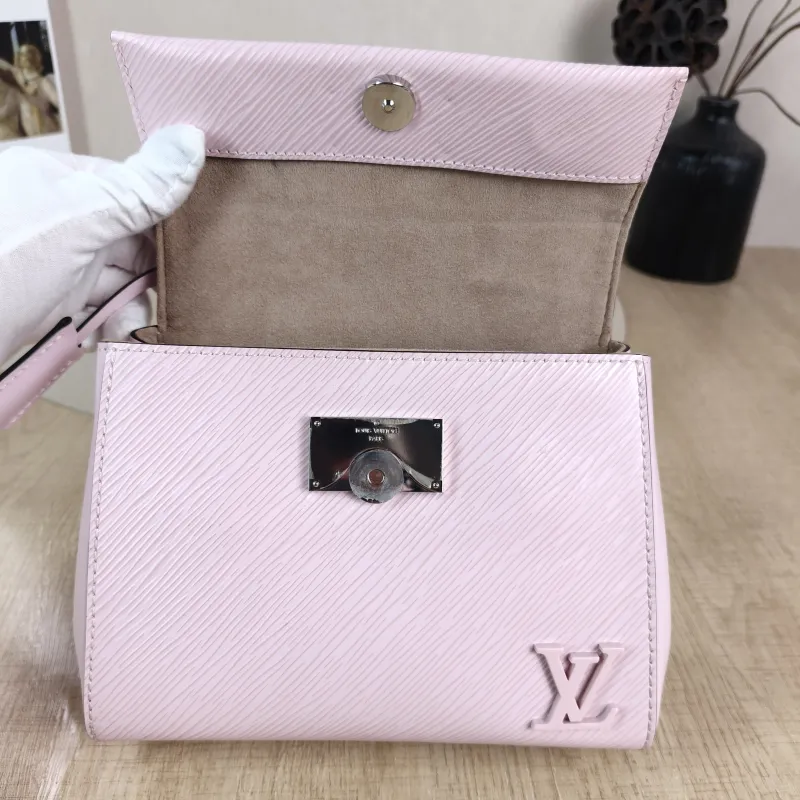Louis Vuitton Crossbody Bag CLUNY Pink Epi Embossed Calfskin Mini 20 × 7.5 × 16 cm — detail view 8 of 13
