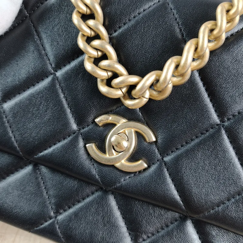 Chanel Crossbody Bag21b Black Lambskinmini19 × 6 × 16 cm — detail view 3 of 14