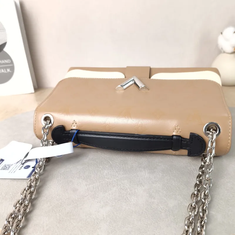 Louis Vuitton Shoulder Bag Very Chain Chain Bag Calfskin One Size24 × 8 × 15 cm — detail view 1 of 14