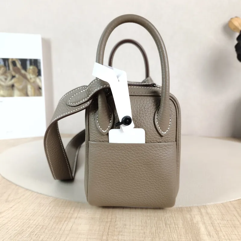 Hermès Crossbody Bag Lindy Mini 1918 TC Calfskinmini19 × 9.5 × 13 cm — detail view 7 of 12