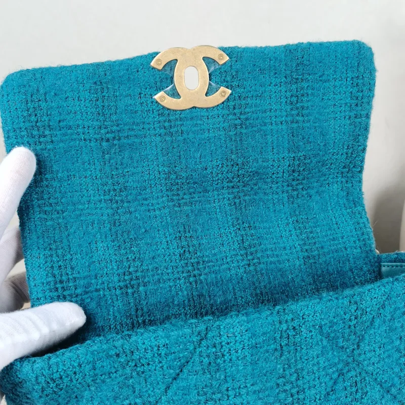 Chanel Crossbody Bag 19Bag Green Small 26 × 9 × 16 cm 29 — detail view 2 of 15