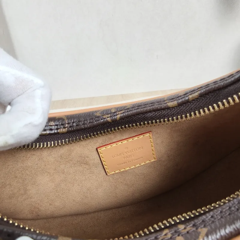 Louis Vuitton Crossbody Bag Loop Monogram PVC Small 23 × 6 × 13 cm — detail view 10 of 10