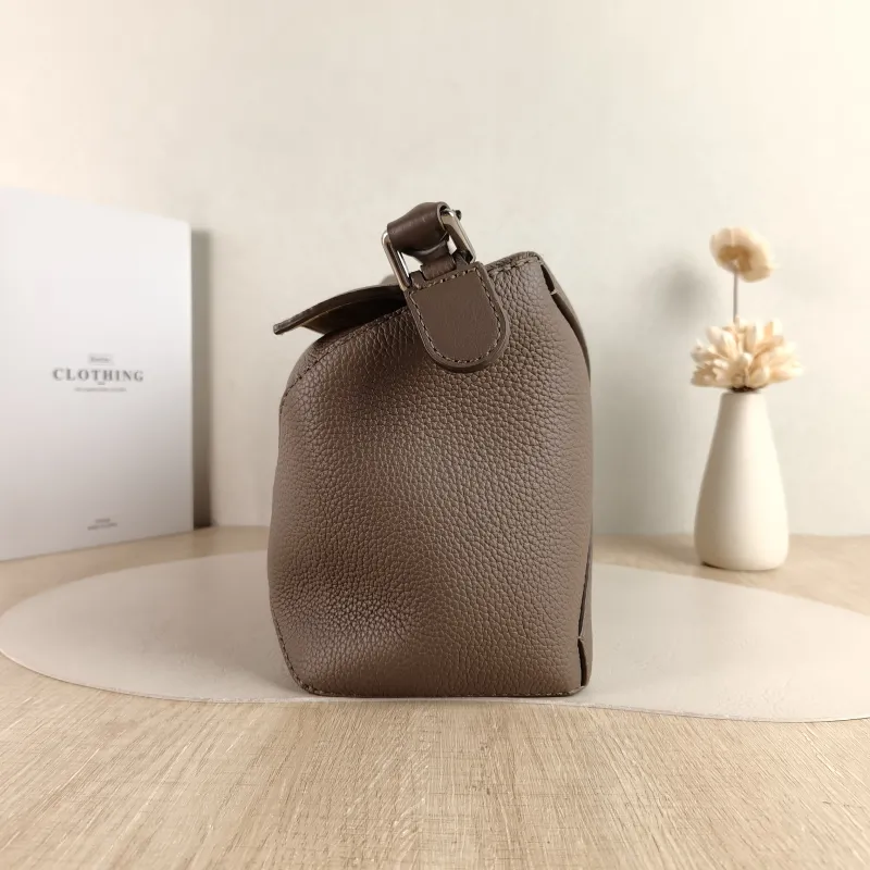 LOEWE Crossbody Bag Puzzle Brown Calfskin Medium 29 × 14 × 19.5 cm — detail view 10 of 12