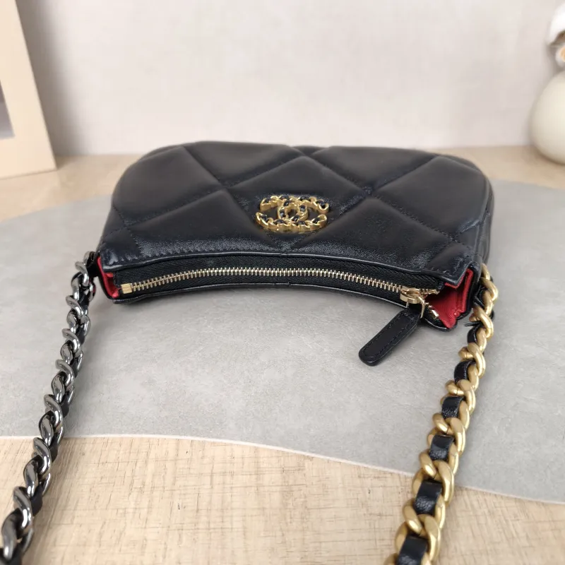 Chanel Shoulder Bag 19bag hobo Black Lambskin One Size 20 × 4.5 × 13 cm — detail view 7 of 11