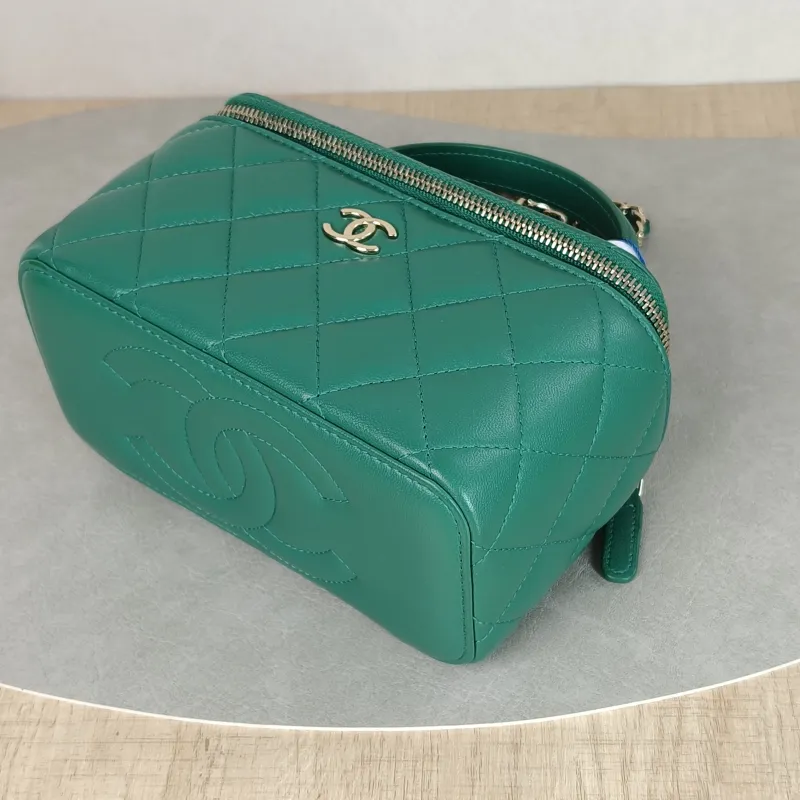 Chanel Crossbody Bag Edition Green Lambskinmini16 × 8 × 9.5 cm — detail view 15 of 15